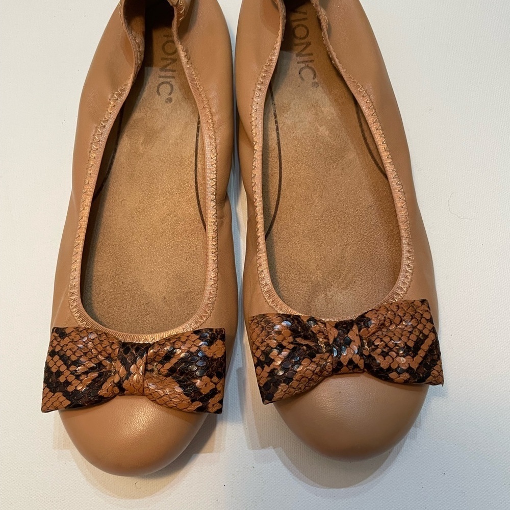 Vionic Women's Brown Flats with Snakeskin Bow Size 8 SB-B